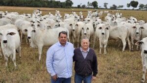 Professor Silveira visita a fazenda de cliente