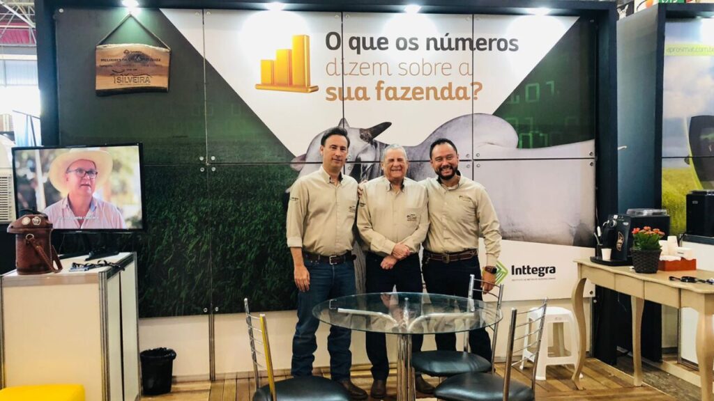 Guilherme Silveira, Professor Silveira e Mauricio Piona em stand de evento, lado a lado